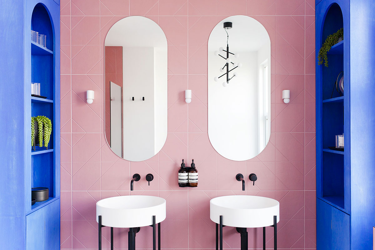 Salle de bains rose et bleue au rendu frais et graphique