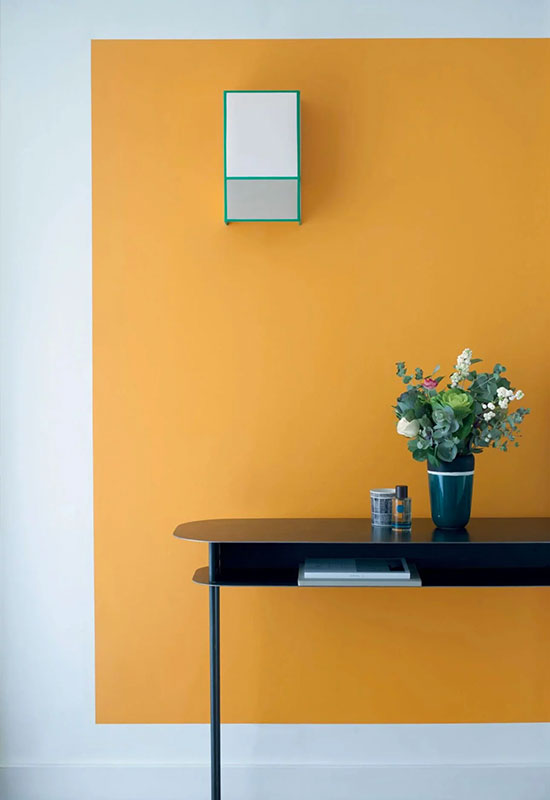 Aplat orange sur mur blanc