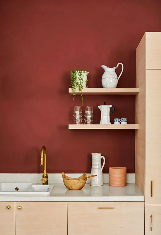 Mur rouge brique dans une cuisine minimaliste