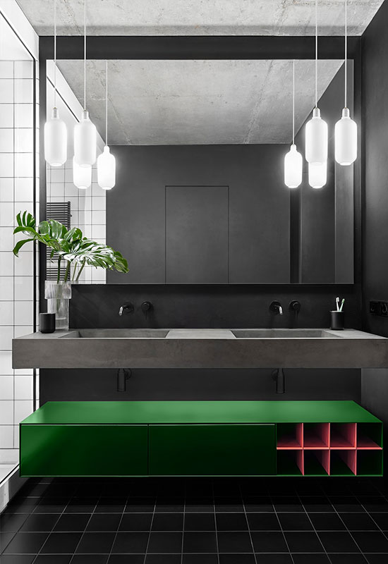 Salle de bains contemporaine en noir, vert et rose