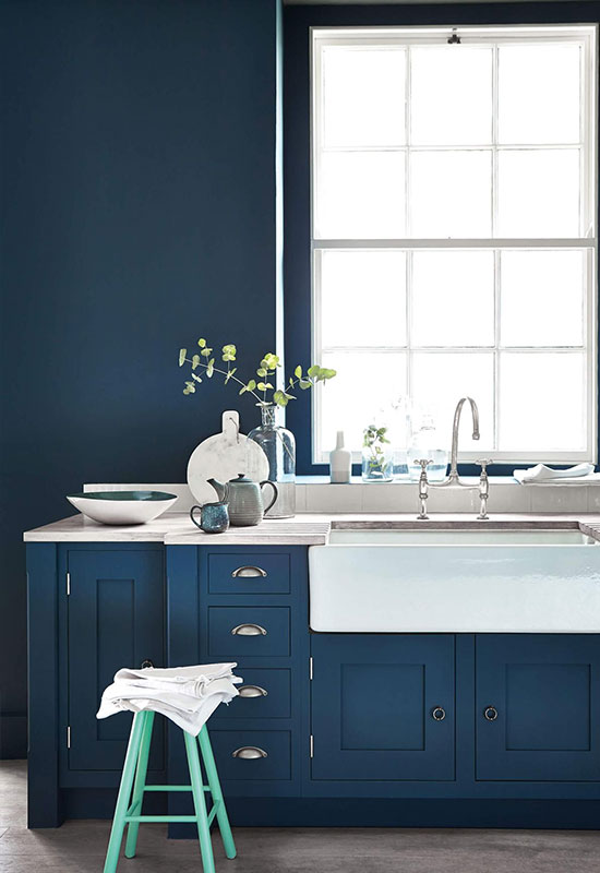 Total look bleu dans une cuisine au style campagne modernisé