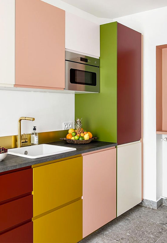 Ambiance pop dans une cuisine multicolore