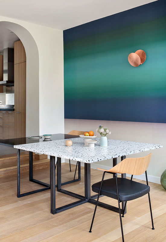 Table à manger avec plateau en terrazzo dans un style design