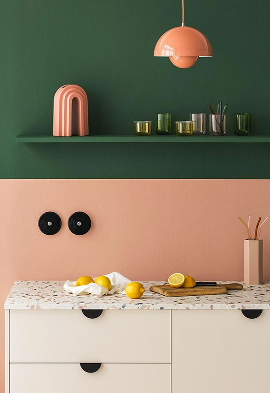 Style arty dans cette cuisine colorée avec terrazzo