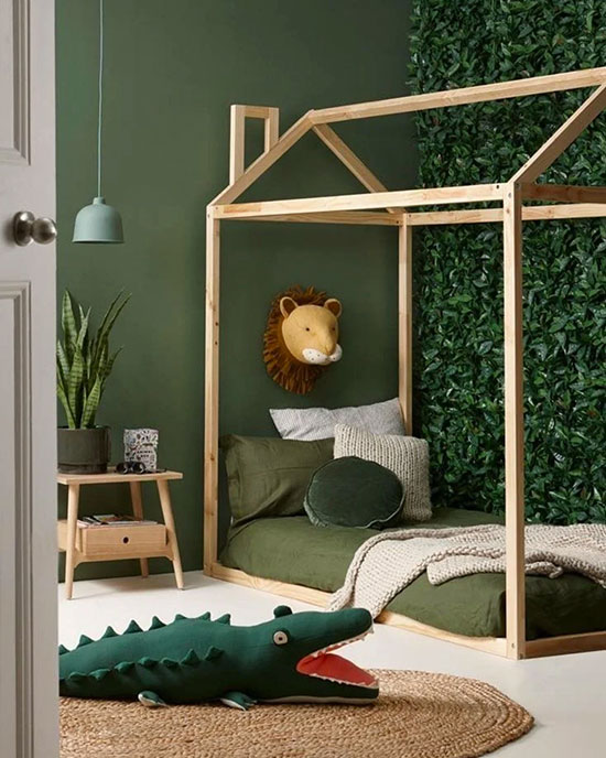 Esprit jungle avec mur kaki et lit en bois