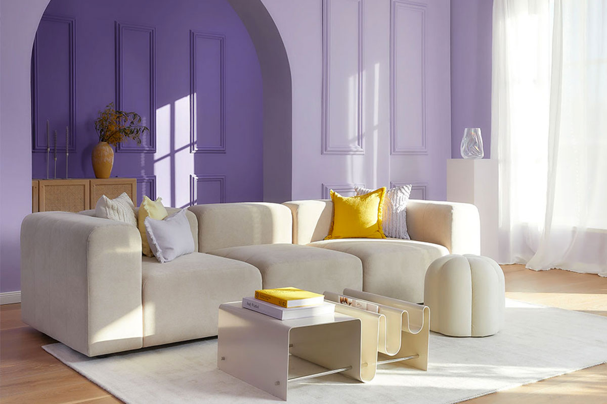 Déclinaison de violet et crème dans un salon aux formes organiques