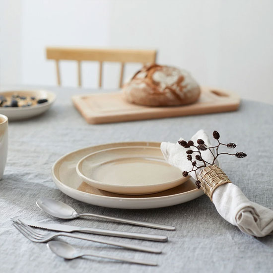 cadeaux de Noël La Redoute : Style et élégance dans la salle à manger avec une vaisselle raffinée