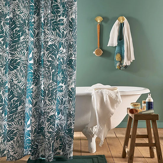 Donnez des airs de vacances à votre salle de bain avec un rideau au style tropical
