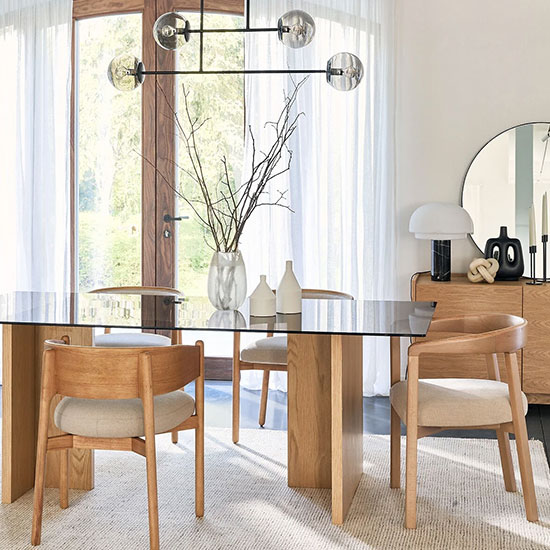 Invitez le design au coeur de votre salle à manger avec une table bi-matière