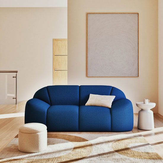 Avec sa teinte bleue, ce canapé Maisons du Monde apporte une touche de style à lui seul !