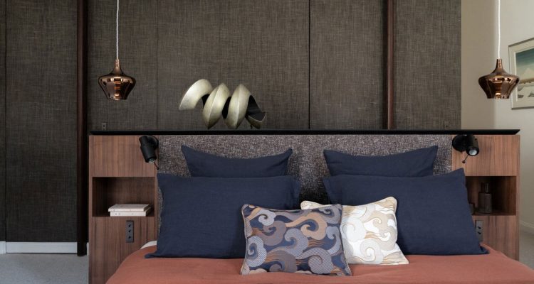 Une tête de lit jouant sur des proportions idéales pour une chambre moderne et élégante