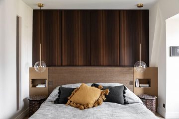 Une tête de lit sur-mesure qui s'intègre délicatement aux couleurs de la chambre