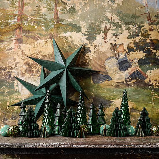 Une étoile en papier Maisons du Monde à placer en haut du sapin ou à suspendre dans le séjour
