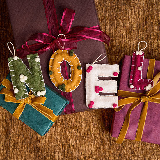 Des lettres de Noël en feutrine Maisons du Monde se mêleront harmonieusement avec une déco scintillante