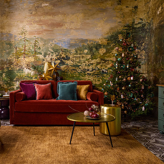 Velours et laiton se déclinent sur le mobilier et les accessoires déco pour un séjour aux airs de Noël