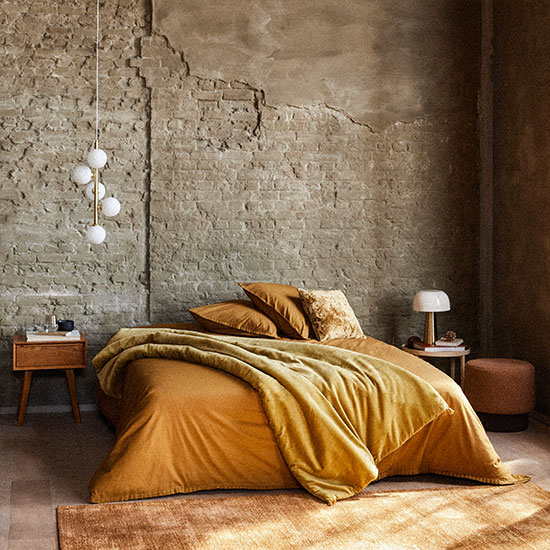 Le velours dans les teintes chaudes offre un aspect luxueux et festif