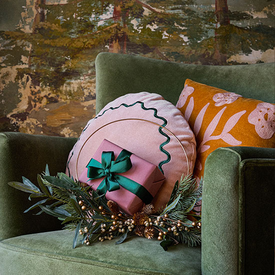 Accumulez les coussins en velours  en variant les coloris pour une ambiance cosy