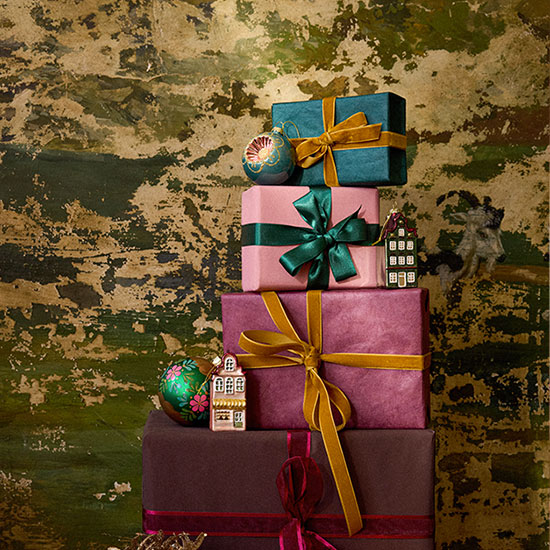 Les paquets cadeaux participent à la déco de Noël et à créer cette ambiance magique