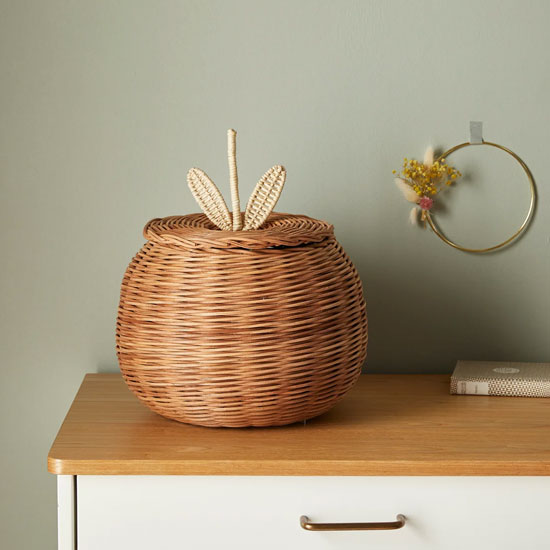 Pensez aux petits objets de déco authentique et pratique comme les paniers tressés