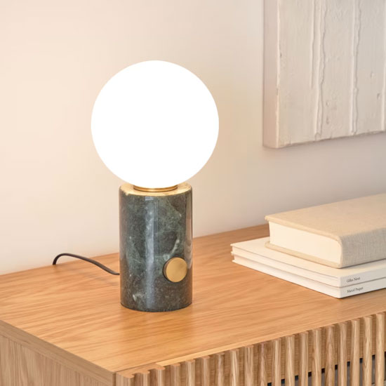 Une petite lampe à poser est une belle idée de cadeau pour une pendaison de crémaillère