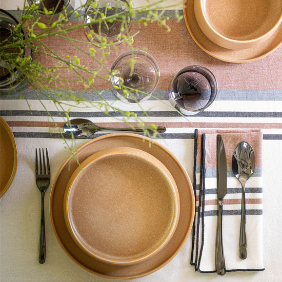 Nappe, set de couverts ou verres sont des cadeaux plaisants pour une pendaison de crémaillère