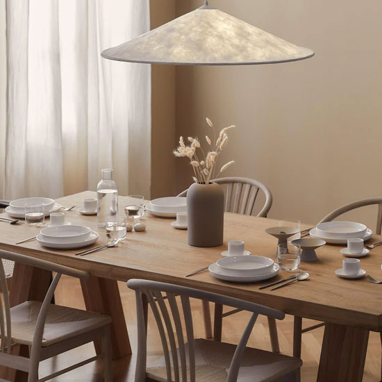 Pensez à offrir de la belle vaisselle, dans un style intemporel et minimaliste pour être sûr de ne pas vous tromper