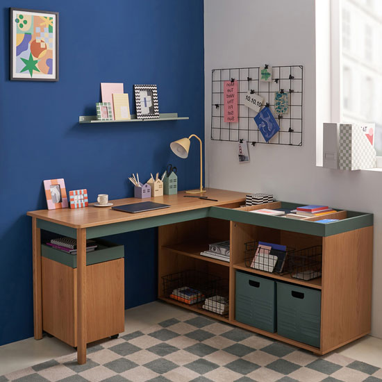 Une petite lampe de bureau, un organisateur, des cadres ou des rangements trouveront facilement leur place