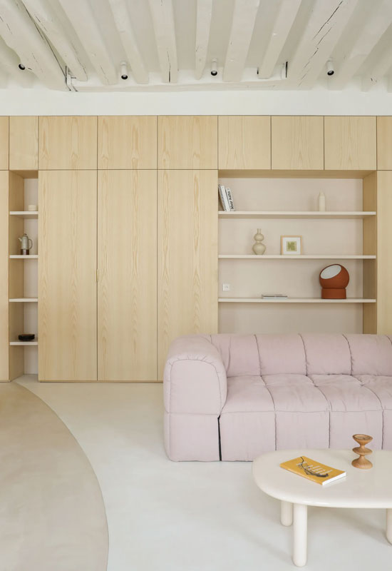 Jouez sur les dimensions avec des placards en hauteur, des niches et des étagères en longueur