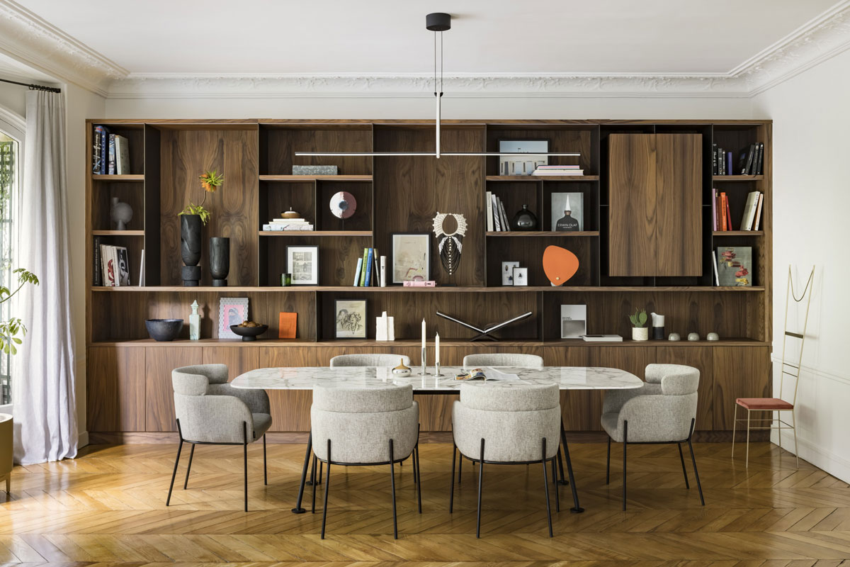 Des niches ouvertes apportent une touche personnelle tout en allégeant visuellement le mur