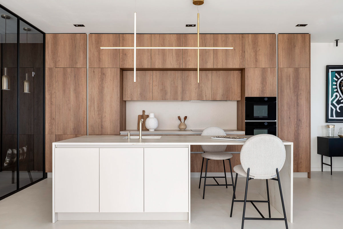 Vaisselle, nappes et autres ustensiles sont rangés et l'électro-ménager est parfaitement intégré