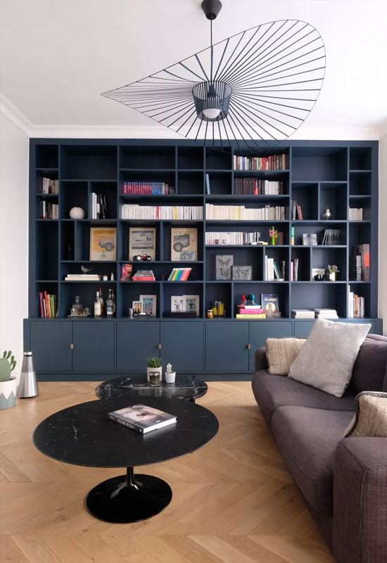 Les murs de la bibliothèque permettent de structurer la pièce tout en évitant un encombrement visuel