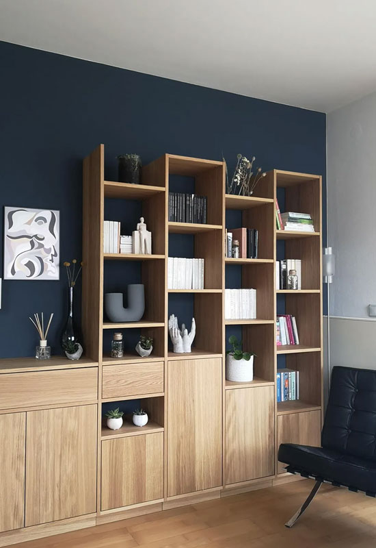 Mélangez différents types de rangements (portes coulissantes, niches ouvertes) et varier les hauteurs pour une composition dynamique et sur mesure