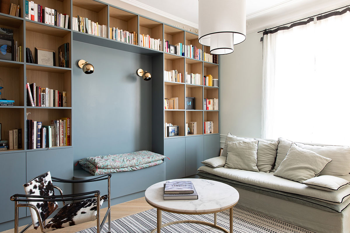 Le mur bibliothèque maximise l’espace avec une banquette confortable pour un coin lecture cosy et fonctionnel