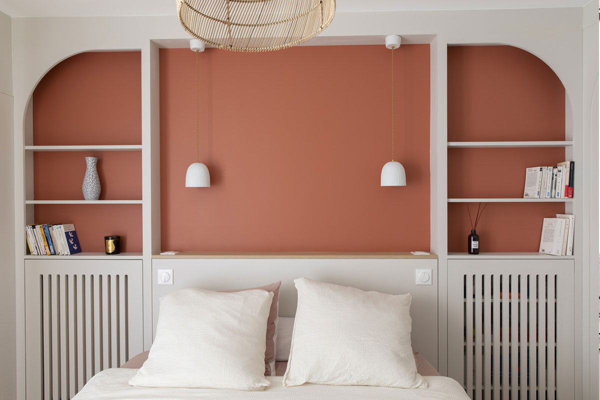 Exposez des livres, photos et objets sur les étagères pour ajouter une touche personnelle