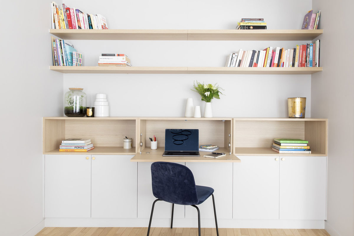 Libérez de l’espace avec un bureau discret et fonctionnel qui se fond dans le mur de rangement
