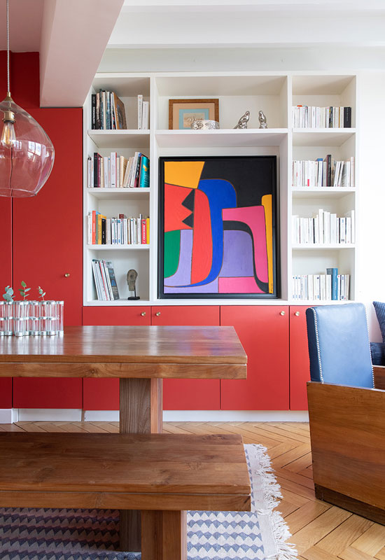 Amusez-vous avec les couleurs entre le mur de rangement, les livres et des tableaux décoratifs