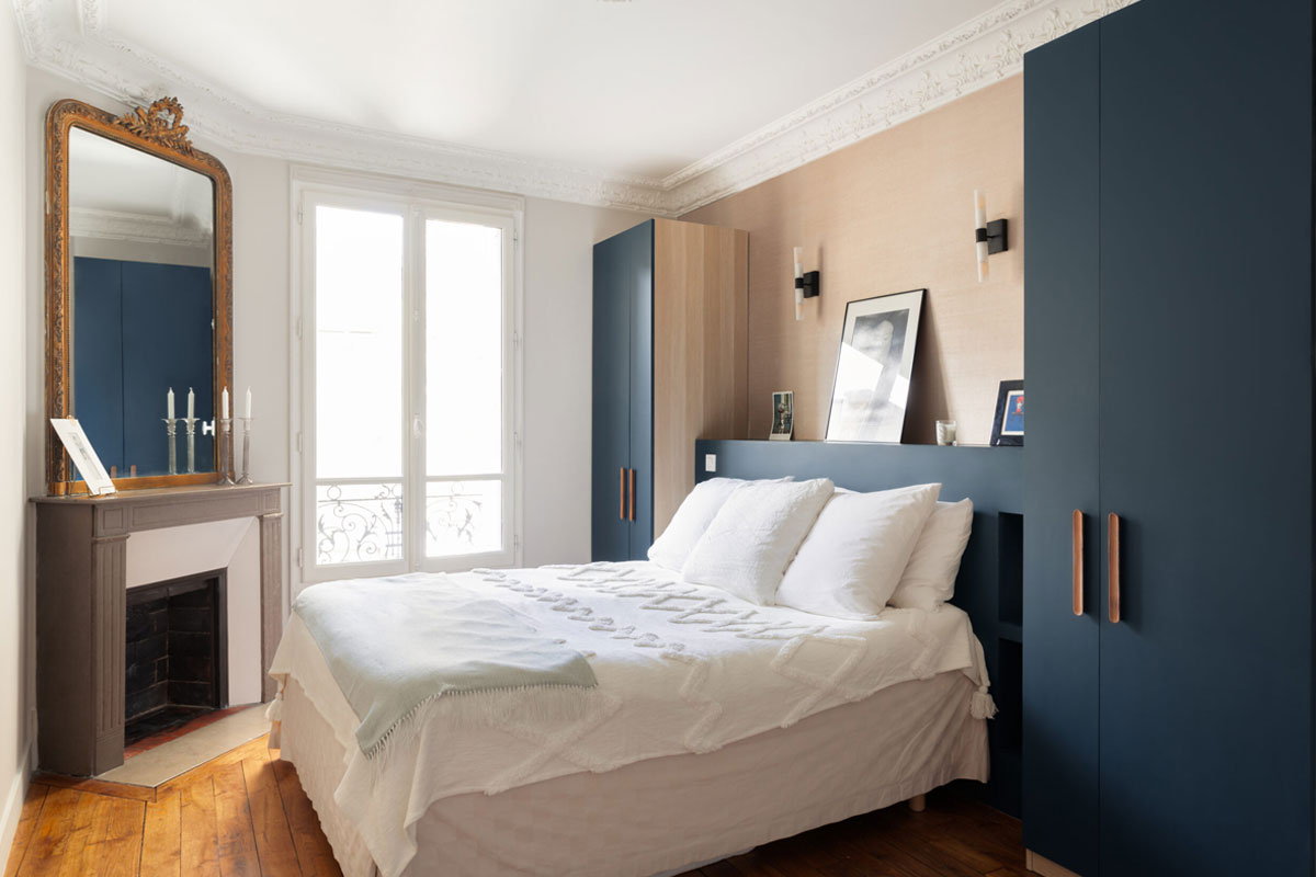 Pour les vêtements, les armoires encastrées ou les placards muraux avec portes coulissantes sont une excellente solution