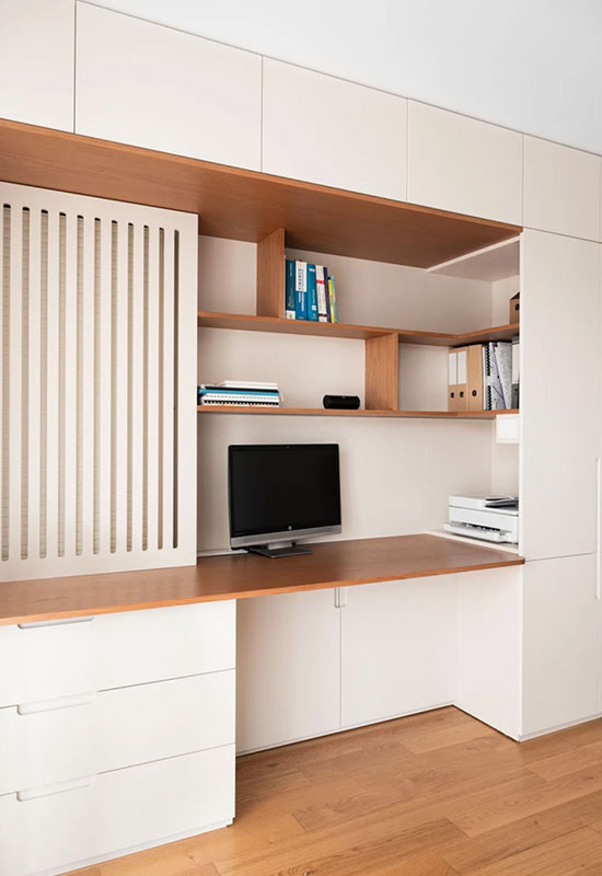 Rangement à portée de main : un bureau intégré dans un mur pratique pour garder votre espace de travail toujours organisé