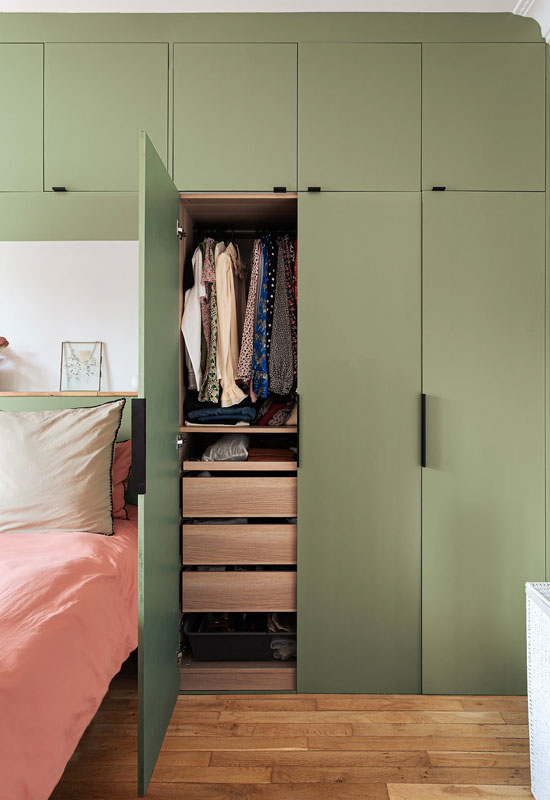 En intégrant des étagères, des placards ou des niches, vous optimisez chaque espace et conservez une atmosphère calme et ordonnée