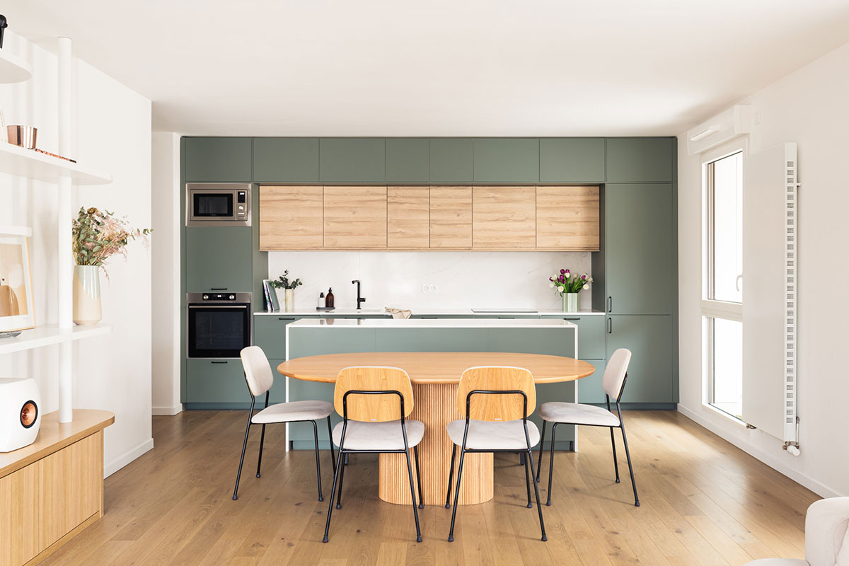 Le mur vert olive s'harmonise avec la chaleur du bois et les nuances de blanc