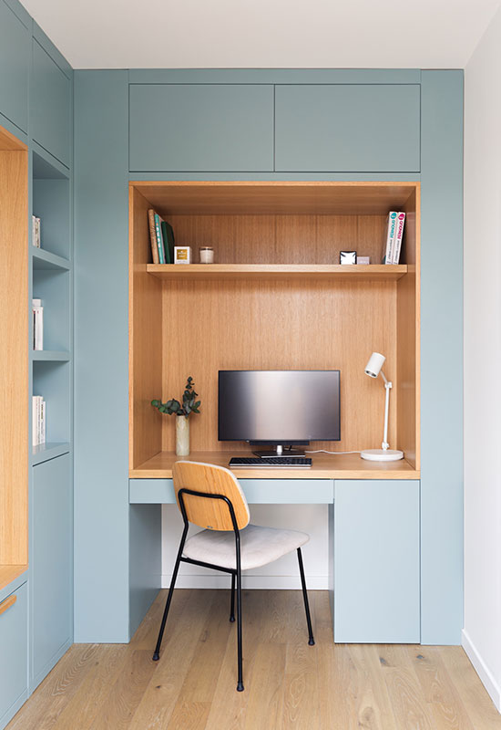 Un bureau qui optimise l’espace tout en offrant un maximum de rangement : idéal pour un intérieur moderne et fonctionnel