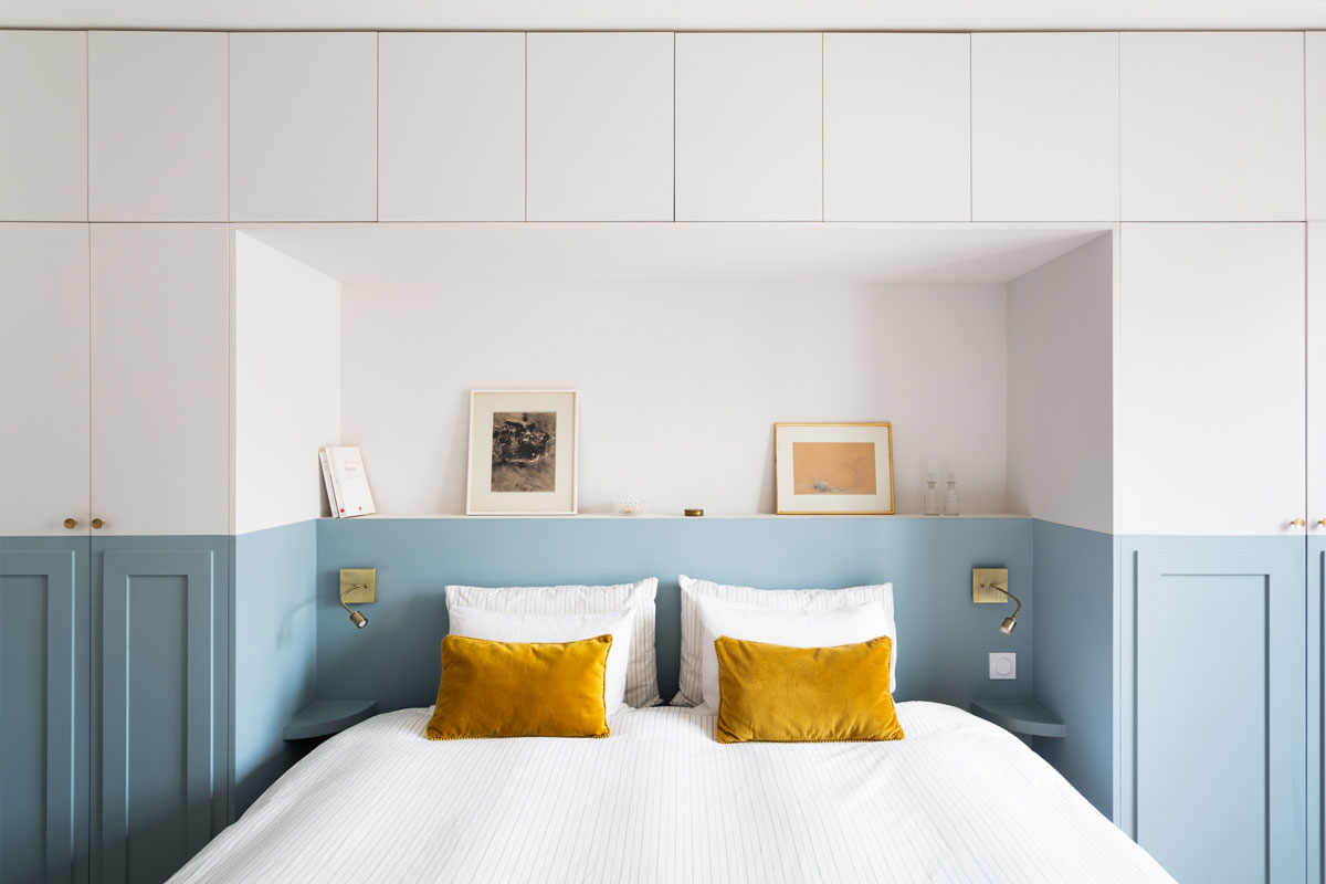 Dans la chambre, les murs de rangement sont essentiels pour créer un espace à la fois fonctionnel et apaisant
