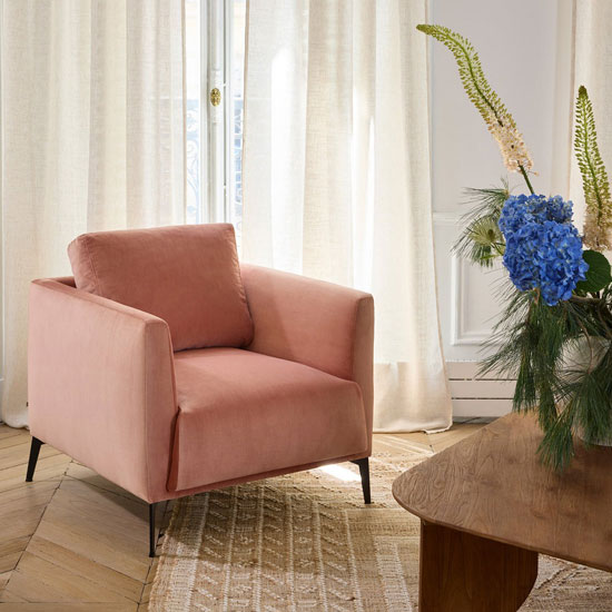 Le fauteuil Odelle en velours, pensé pour conjuguer confort et design.