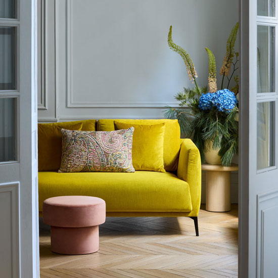 Odelle en velours jaune, la touche soleil du salon !