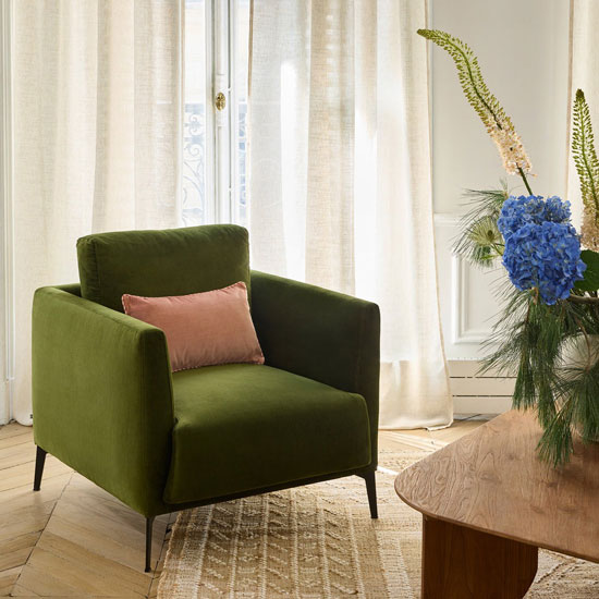 Le confort enveloppant d’Odelle en velours vert profond.