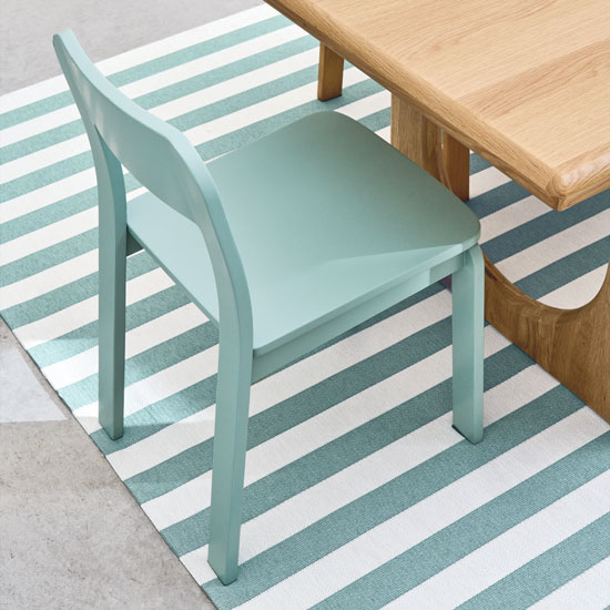 Osez la couleur avec des chaises aux teintes affirmées