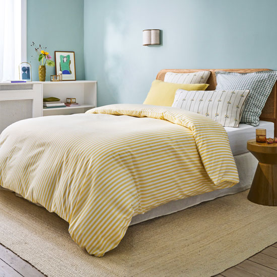 La parure Soizic joue avec les rayures pour réveiller la chambre