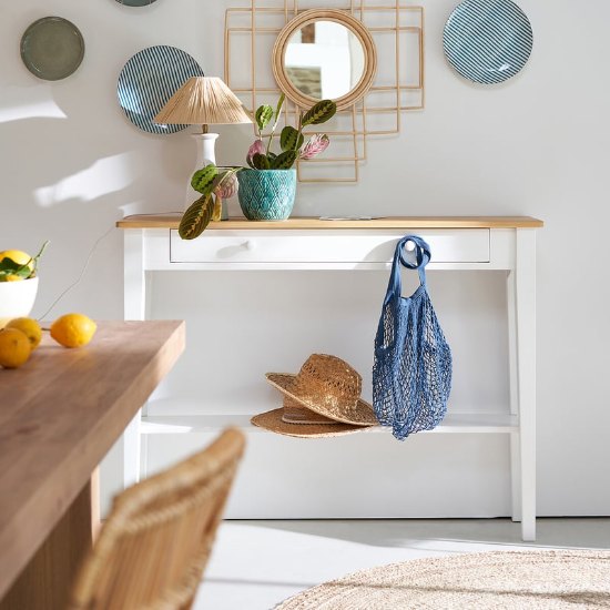 Petite console d'entrée Alvina en bois clair dans une entrée