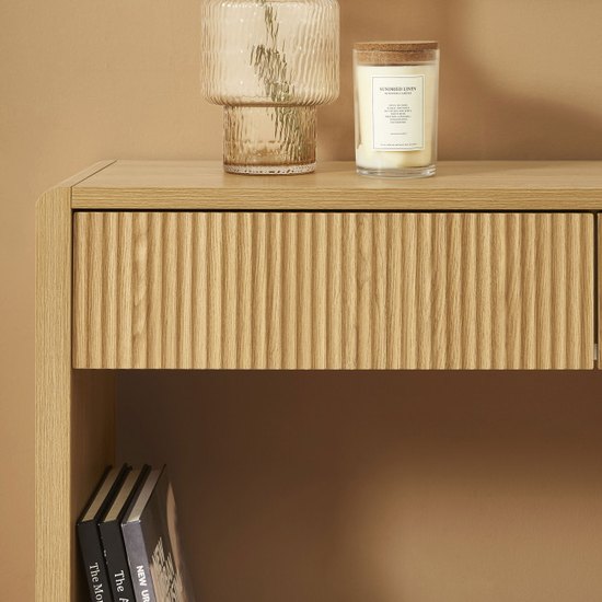 Console d'entrée Paula en bois clair dans un intérieur