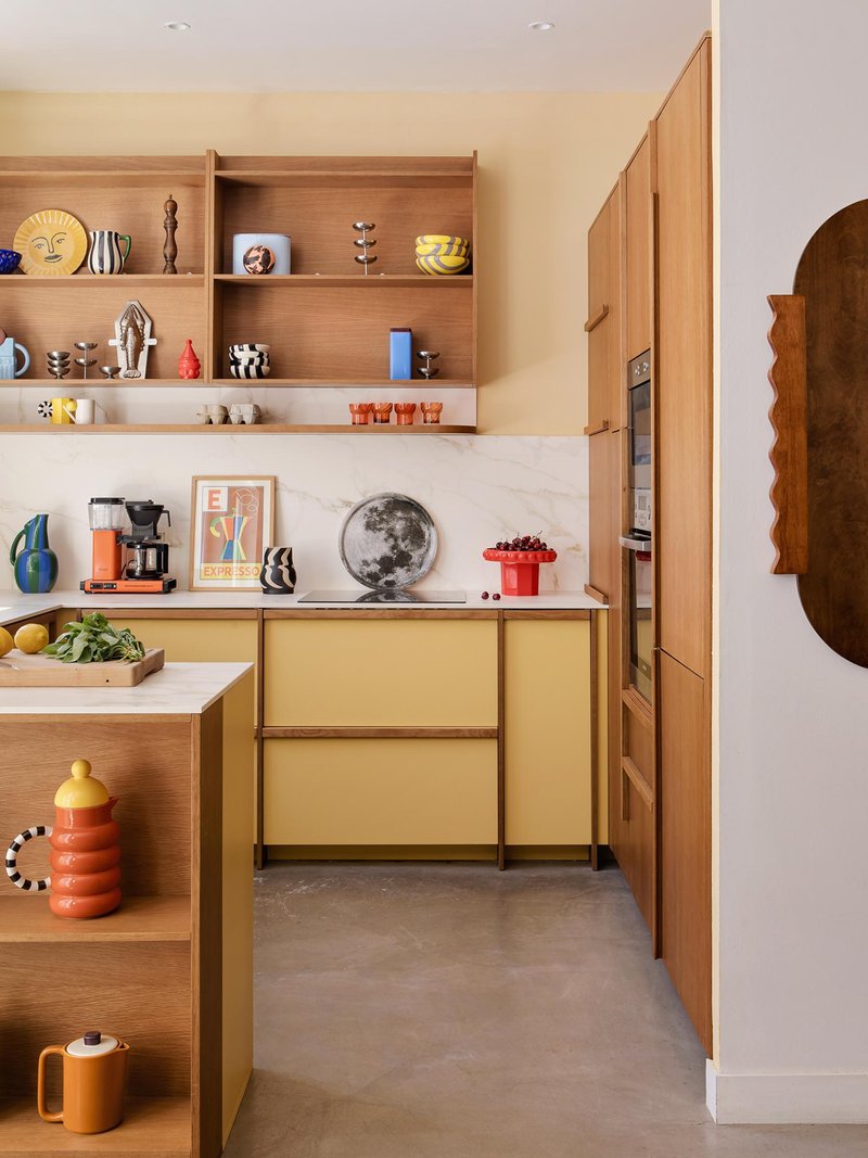 Cuisine aménagée avec des façades Plum Living, inspiration coloris